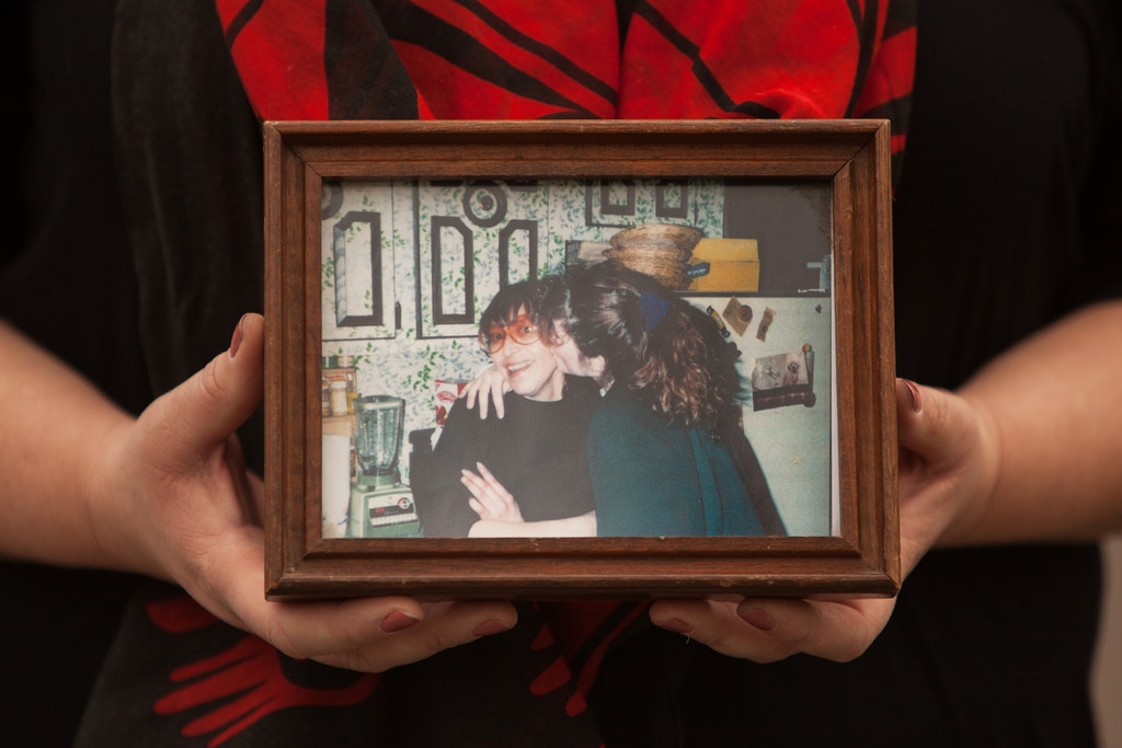 Carolyn DeFord holds a photo of herself, right, with her mother, Leona LeClair Kinsey, on May 11, 2018, in Tacoma, Wash. The photo was taken at Kinsey’s home in La Grande, Ore., when DeFord was 19 years old. Photo: Jovelle Tamayo for The Intercept