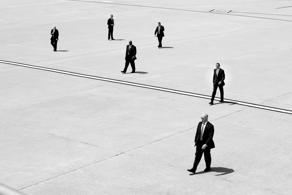 President Barack Obama walks with U.S. Secret Service agents to Air Force One at Los Angeles International Airport in Los Angeles, Calif., May 8, 2014. Photo: The White House