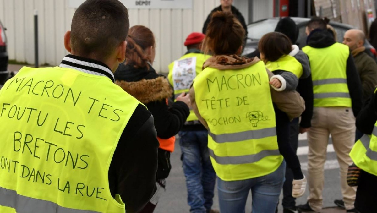 Gilets Jaunes, yellow jackets, fuel tax, Emmanuel Macron, French protests, climate protection measures