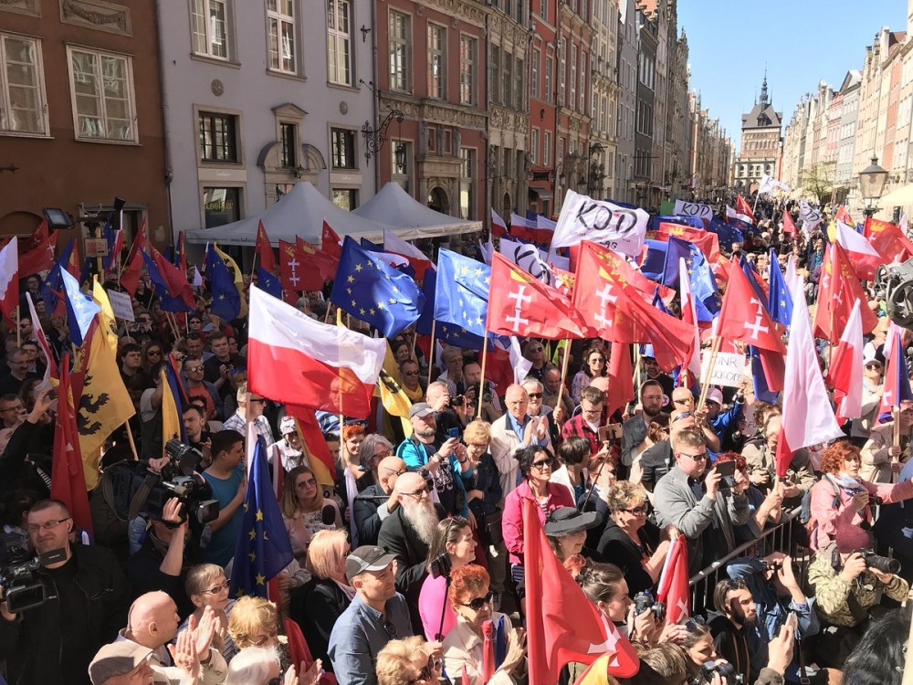 Gdansk mayor, Pawel Adamowicz, political assassination, anti-immigrant sentiment, xenophobia, rightwing movements, radical municipalism