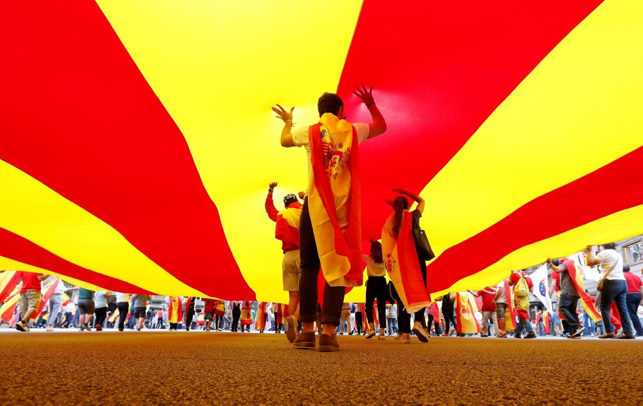 Catalan independence movement, Catalan referendum, Madrid crackdown, paramilitary police, Spanish protests, Catalan protests