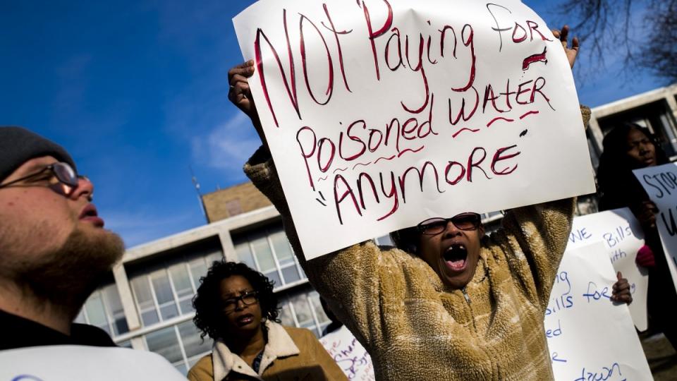 Flint water poisoning, Flint water crisis, Flint lead poisoning, water safety regulations, water pipes, water privatization