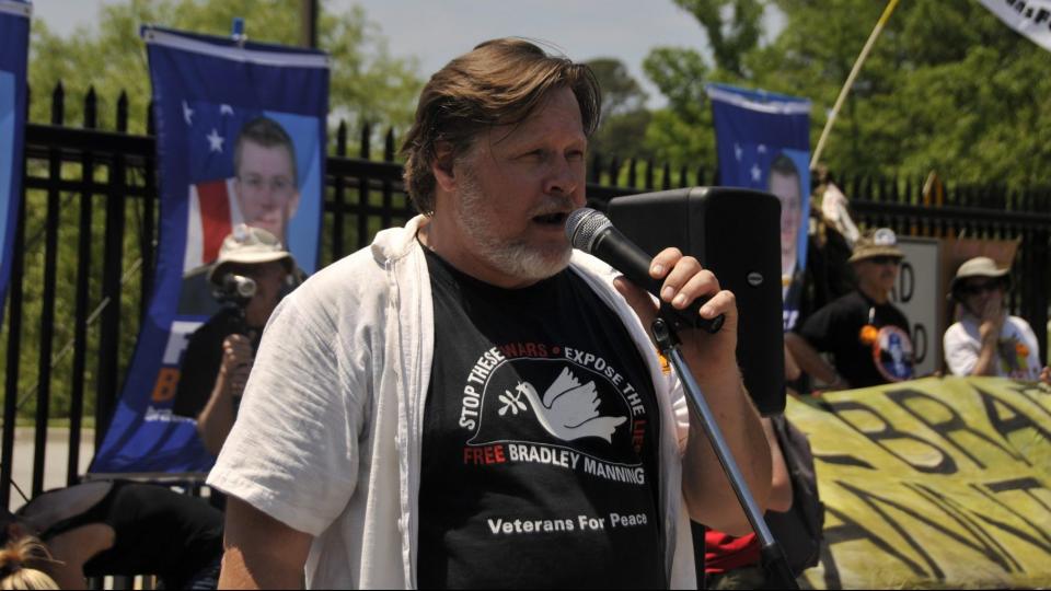 Kevin Zeese speaks at a rally for Chelsea Manning. By Ellen Davidson.