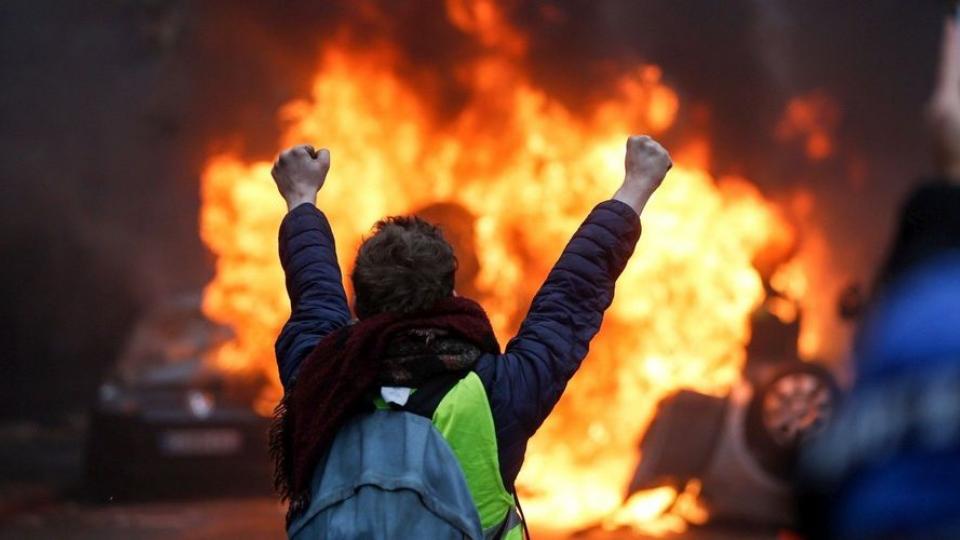 gilets jaunes, yellow jackets, Paris protests, Paris riots, anti-fuel tax, gas tax, climate measures, violent protesters