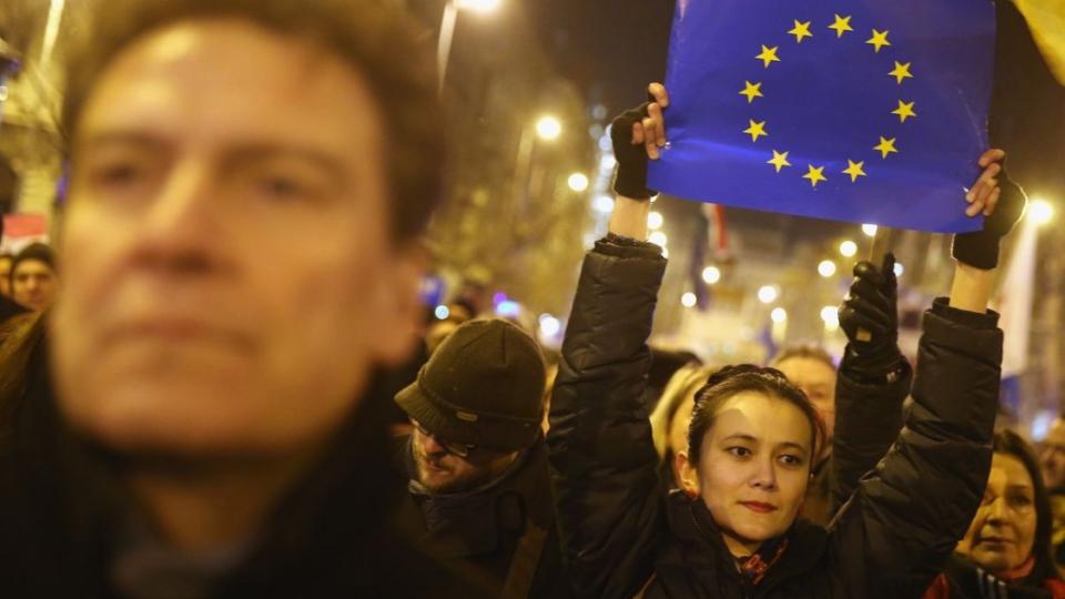 pro-E.U. protests, Pulse of Europe, Euroskeptics, Brexit, Frexit, European Union, xenophobia, rightwing populism, Berlin protests, Marine Le Pen, Geert Wilders, Emmanuel Macron, pan-European movement, European populism