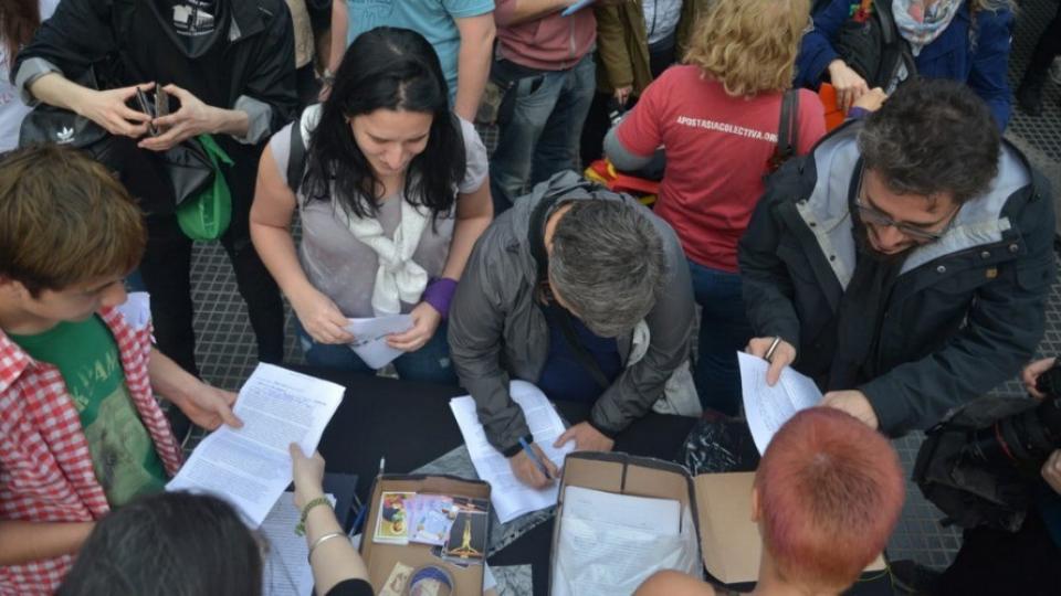 Hundreds of Argentines lined up in Buenos Aires this weekend to renounce their affiliation with the Catholic Church, in response to a recent vote against women's reproductive rights by the country's Senate. (Photo: @revistacitrica/Twitter)